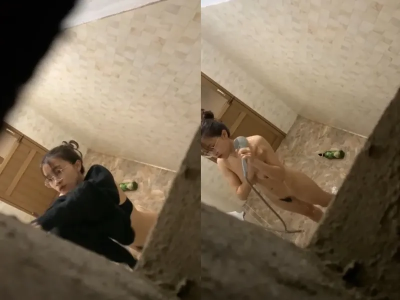 Quay lén người tình vú ngon tắm, khe âm đạo chảy nước ròng ròng